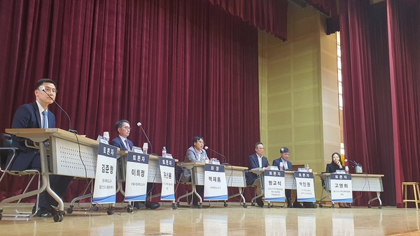 ‘고양형 노후계획도시 정비전략 심포지엄’이 2일 덕양구청에서 개최됐다. 이날 김준형 일산신도시 총괄기획가(맨 왼쪽)는 “현장에서 만난 주민들은 통합재건축을 어떻게 추진할 것인가라는 고민을 가지고 있다”고 말했다.