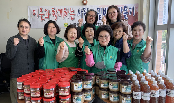 능곡동 새마을부녀회가  독거노인과 장애인 등 어려운 이웃을 위한 사랑의 장 담그기’를 진행했다. 