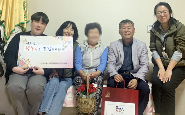 장항1동 지역사회보장협의체가 소득 어르신들을 방문해 카네이션과 홍삼 선물세트를 전달했다.