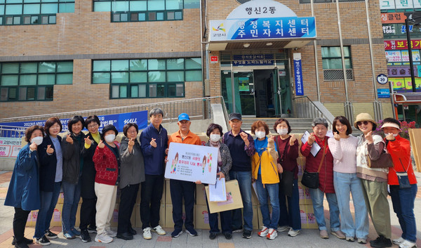 행신2동이 만 75세 이상 독거 어르신 487세대에 공경의 의미를 담아 ‘효(孝) 꾸러미’를 전달했다. 