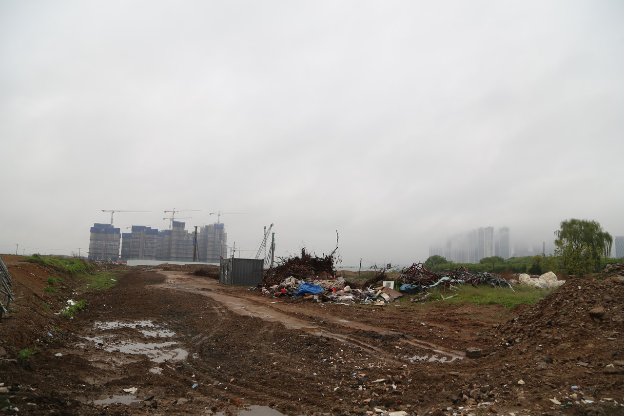 장항지구에는 내년 3월  2개(A4·A5) 블록 2325세대가 입주한다.  현재 이곳에는 일부 건물만 완공을 앞두고 있을 뿐 단지 주변은 사방이 공사장으로 황량한 모습이다.