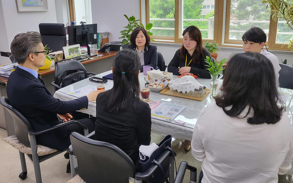 환담을 나누는 양기관의 관계자들.