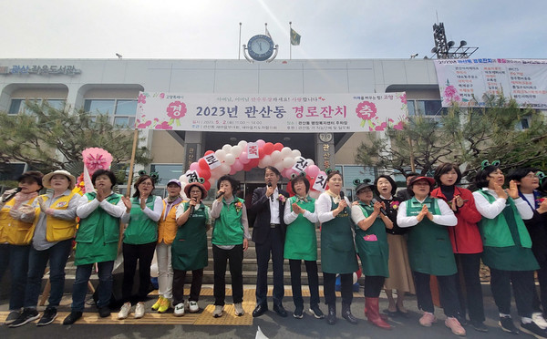 새마을부녀회원들과 이동환 고양시장 등 참석자들이 어버이은혜를 부르며 어르신들에 감사함을 전했다.