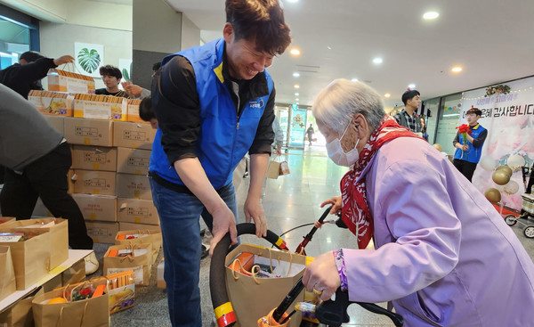 어르신들에게 선물을 전달하는 복지관 관계자
