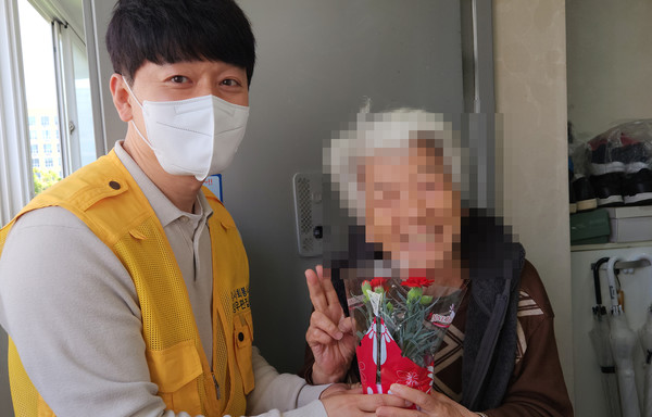  이날 참석자들은 어르신들의 가정에 방문해 선물을 전달하기도 했다.