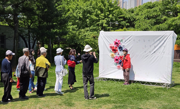 포토존에서 사진 촬영을 하는 어르신들
