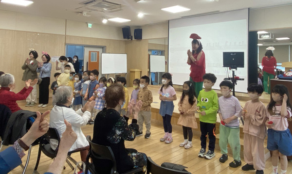 고양시립대화소망어린이집 원아 카네이션 전달