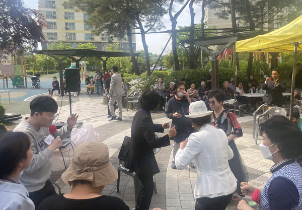 LH원흥도래울1단지주거행복지원센터 등이 공동주관해 ‘도래울愛 함께해孝’를 양일간 진행했다.