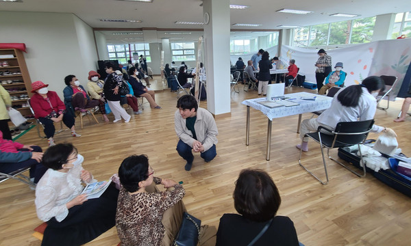  LH원흥도래울1단지주거행복지원센터가 이날 프로그램을 진행하고 있다.