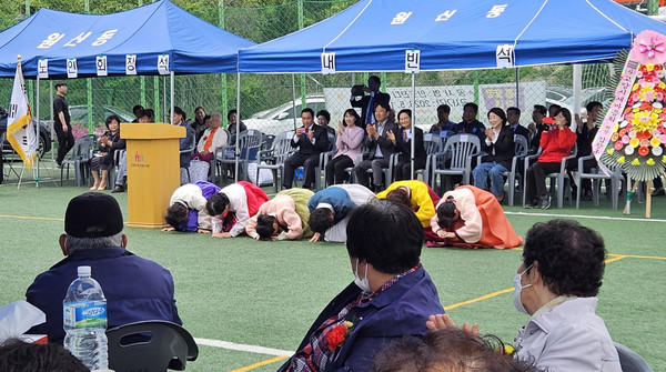 원신동이 신원체육공원에서 어르신 500명을 모시고 경로잔치를 개최했다.