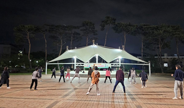 식사동 주민자치회가 주민의 건강과 지역 유대감 형성을 위해 ‘가족팡팡 건강체조’를 무료로 운영한다.