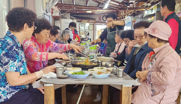  백석1동 백석12블럭 상인회가 어버이 날을 맞아 지역의 어르신들을 초청해 고마움의 음식대접을 했다