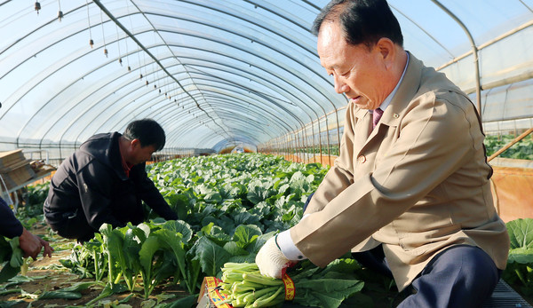 조합원과 농업인이 있는 현장은 그의 또 다른 사무공간이자 소통의 장소다.