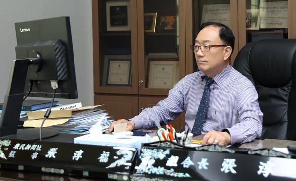 지도농협 조합장실. 온라인과 책을 보며 경제흐름을 익히고 조합성장에 밑그림을 그린다.