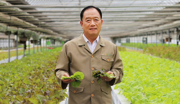 로컬푸드직매장 3호점(화수점)으로 지역 농산물과 먹거리에 큰 경쟁력을 갖춘 지도농협. 장순복 조합장은 농협 본연의 가치를 땅과 사람에게서 찾는다.