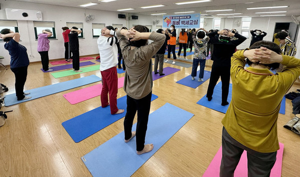 정발산동이 일산동구보건소 방문보건팀과 협업해 ‘2023년 통뼈백세교실’사업을 진행했다
