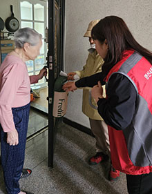  행신4동 지역사회보장협의체가 독거 어르신과 정서 취약 가구의 건강과 안부를 확인하는 ‘해피바이러스 캐리어 사업’을 지난 8일부터 시작했다.