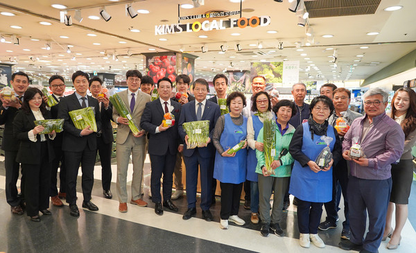 이랜드킴스클럽 일산점에 일산농협 로컬푸드 매장을 개점하며 관계자들이 함께 자리했다.