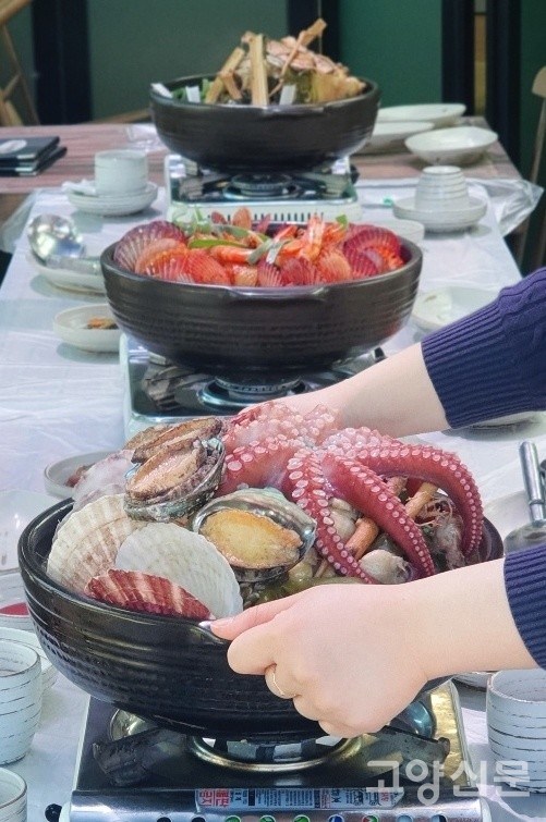 보양요리 전문점 '사계절'의 주력 메뉴 왕문어 해신탕