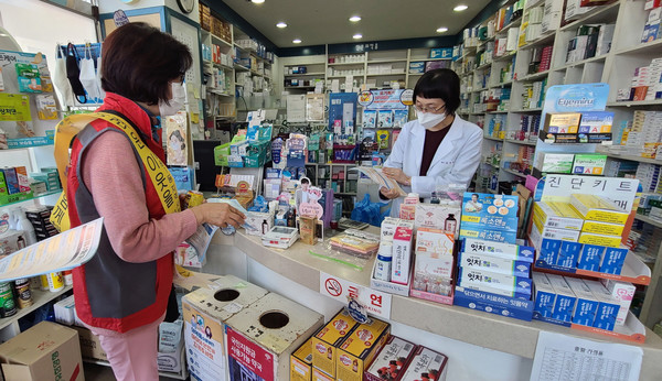  삼송1동 지역사회보장협의체가 삼송역과 인근 상점가에서 복지 위기가구 발굴을 위한 캠페인을 했다. 