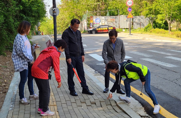 삼송1동이 지역의 안전 위험요소를 점검·개선하기 위해 시민안전지킴이, 통장협의회와 ‘ 로드체킹’을 했다. 