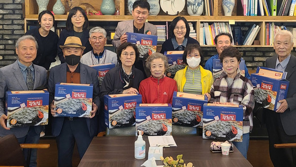주엽1동이 공경의 의미를 담아 어르신 가구를 대상으로 ‘효(孝)꾸러미’나눔을 했다.