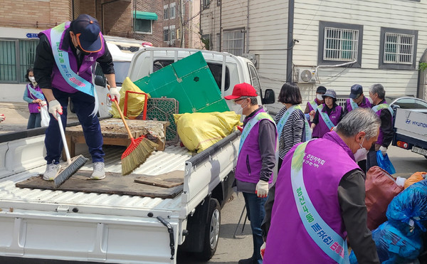 행신4동 주민자치회가 악취와 벌레 등에 취약한 불법 쓰레기 집중 투기지역 대청소를 했다. 