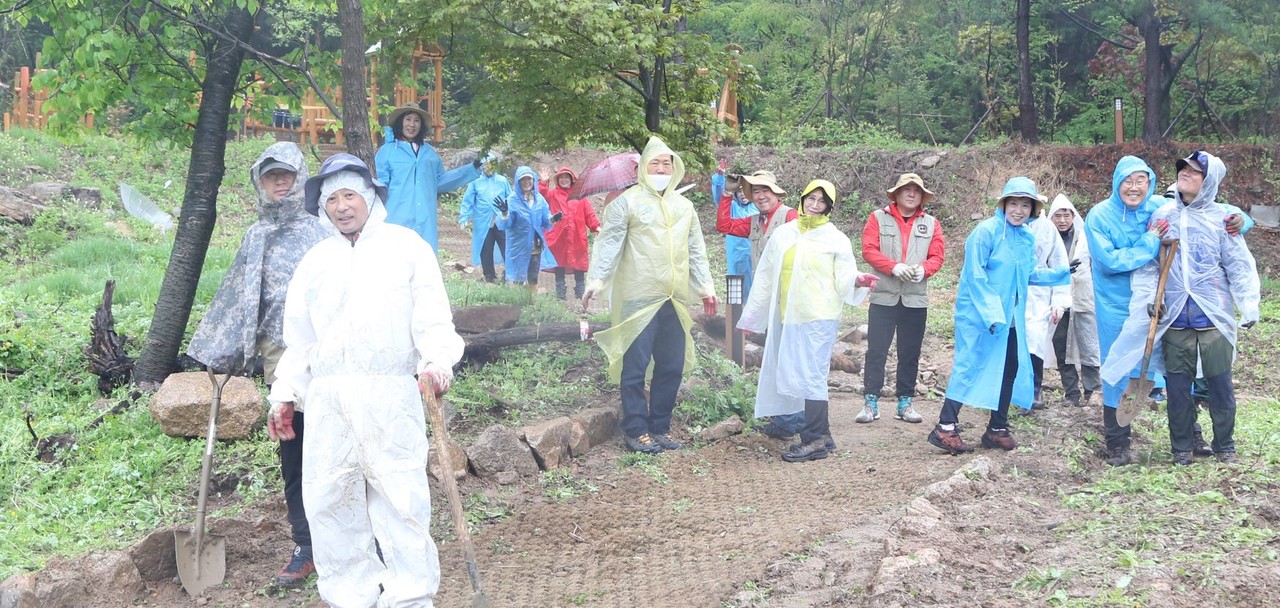 환경정화 활동을 펼치는 봉사단체 ‘토요동행’ 회원들이 지난달 29일 북한산 사기막골 인근 탐방로를 정비하는 와중에 촬영을 위해 잠깐 포즈를 취했다.