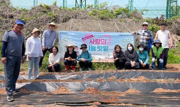 중산2동 주민자치회가 어려운 이웃들을 위한 고구마 모종 심기인 ‘사랑의 나눔 텃밭’을 진행했다. 