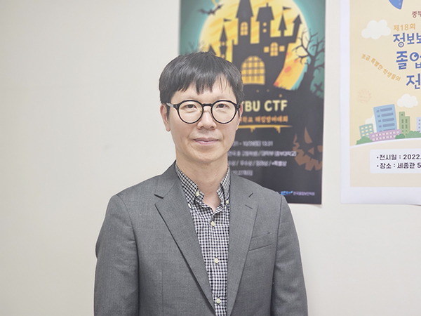 김성규 중부대 소프트웨어공학부 정보보호학과 교수는 “AI 시대는 우리가 싫다고 한다고 할지라도 어쩔 수 없이 가야 할 수밖에 없는 세상”이라며 “중부대 평생교육원에서 준비한 ‘인공지능(AI) 기술기반 취·창업 교육’은 전공자가 아니어도 이론과 실습수업을 따라가다 보면 전문 역량을 키울 수 있어서 자신이 일하거나 관심 있는 분야에 인공지능을 접목해 새로운 성과를 이루고자 하는 사람은 물론 이번 기회에 AI 분야로 직업을 전환하고자 하는 사람에게는 좋은 기회가 될 것”이라고 말했다.