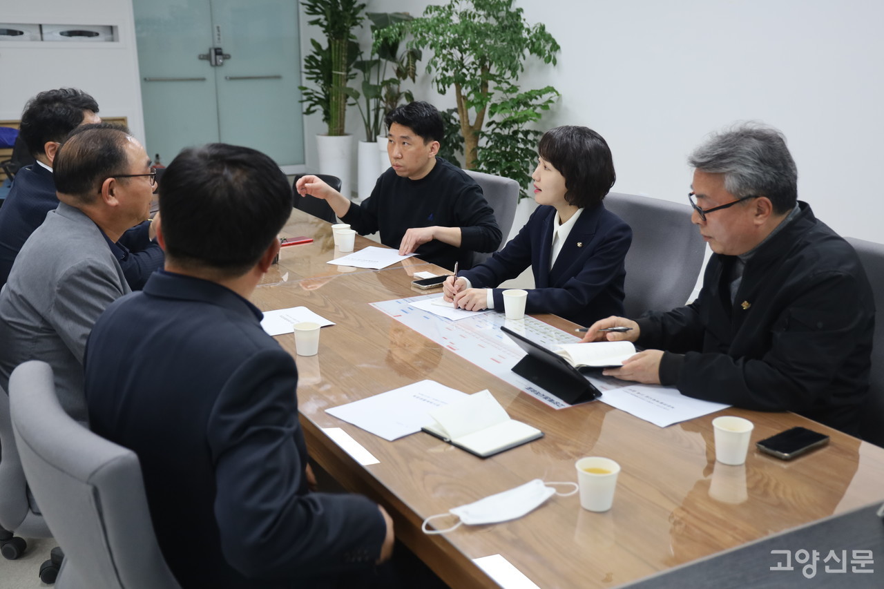 홍정민 국회의원(고양병)은 식사체육공원의 이해 당사자들을 만나 대안을 제시하고 있다