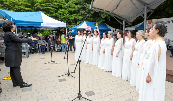  고양동이 근린공원에서 새마을부녀회가 주관한 ‘2023 고양동 경로잔치’를 성황리에 개최했다. 