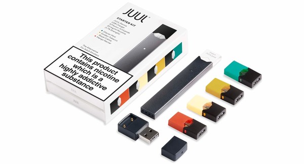 최근 액상대마 흡입에 애용되는 쥴(JULL)사 전자담배. USB같이 생긴 팟을 기기에 연결하면 불이 들어오며 버튼만 눌러 손쉽게 대마성분을 흡입가능하다.