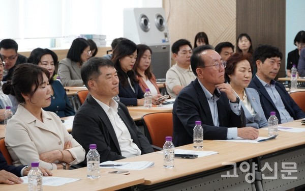 (왼쪽 두번째부터) 고양상공회의소 홍흥석 회장, 고양시기업경제인연합회 이상헌 회장. 