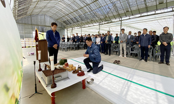 우상훈 벽제농협 조합장이 초헌례로 첫잔을 올렸다.