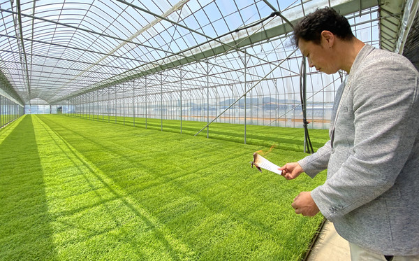 이성준 한국후계농업경영인 고양특례시연합회 벽제지구회장이 축문을 태우며 풍년을 기원하고 있다.