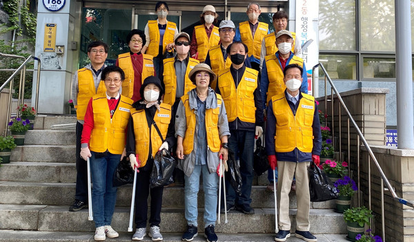 마두2동 주민자치회가 가정의 달을 맞이해 깨끗한 마두2동을 만들기 환경정화 활동을 했다.