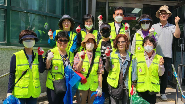 백석1동 시민안전지킴이가 깨끗한 마을 조성을 위해 상가지역 등 주요 거리에서 환경정화를 했다.