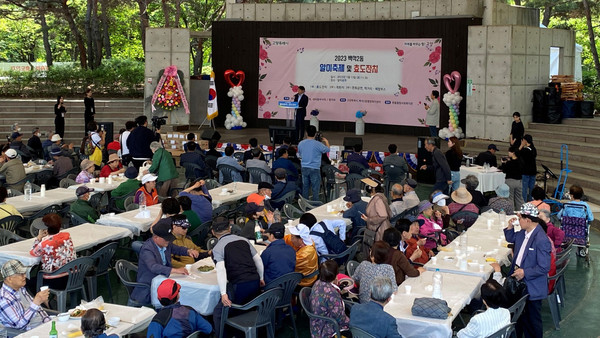 백석2동이 주민이 함께 나눔을 실천하고자 백석2동 알미공원에서 ‘알미축제 및 효도잔치’를 개최했다. 