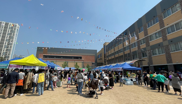 향동종합사회복지관이 가정의 달을 맞이해 주민과 함께하는 마을축제를 열었다.