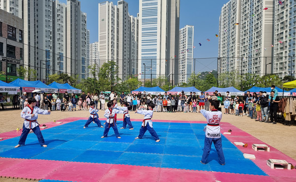 향동동 경희대박사 태권도 시범단의 공연으로 축제의 시작을 알렸다.