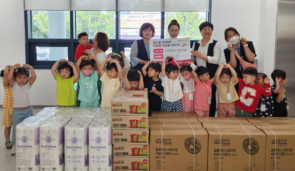 일산1동 행정복지센터가 이화젠월드어린이집과 취약계층을 위한 희망나눔 후원물품 전달식을 했다.