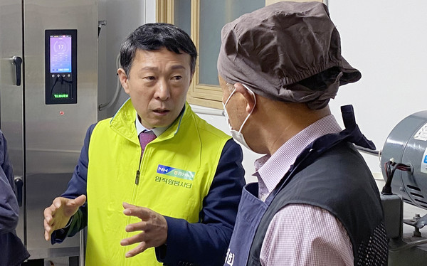 봉사와 나눔은 이웃사랑이자 농협사랑이라고 말한다. 나눔현장에서 볼사자와 이야기하는 이창림 조합장