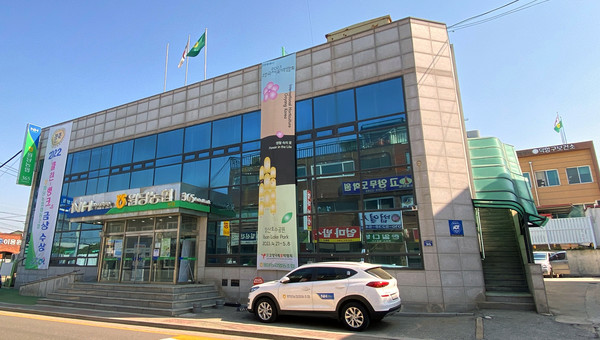  주교동 원당농협 본점. 더불어 7개의 지점과 로컬푸드직매장 2개점, 영농자재센터도 운영하고 있다., 