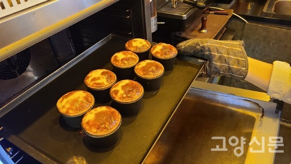 매일 아침 구워지는 타르트는 살짝 식은 후 먹어도 맛있지만 여름엔 차갑게 식혀 푸딩처럼 즐겨도 별미다.