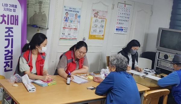 백석2동 지역사회보장협의체가 일산동구 보건소 치매안심센터와 ‘찾아가는 복지상담소’를 운영했다.