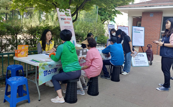 행신1동 행정복지센터 복지사각지대 취약계층 발굴을 위한 ‘찾아가는 복지상담소’를 진행했다. 