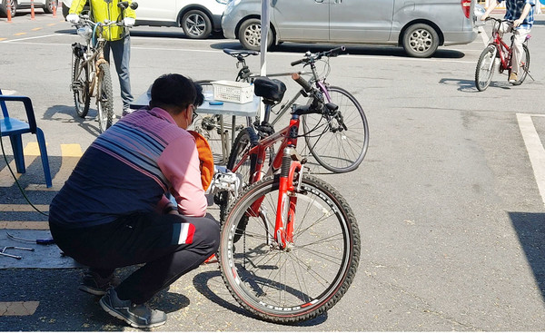 가좌동이 주민 편의와 환경보호를 위해 동 행정복지센터 주차장에서 ‘자전거 수리센터’를 운영했다. 