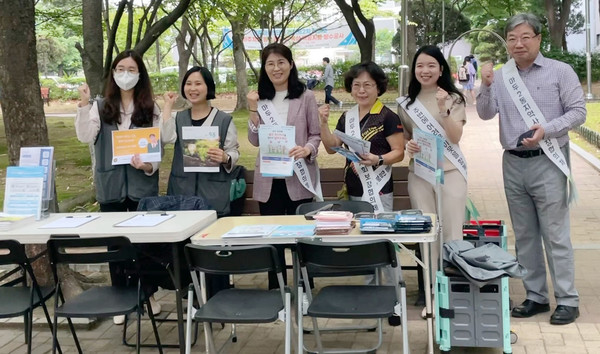 마두2동이 복지사각지대를 발굴하기 위해 ‘제2차 찾아가는 복지상담소’를 강촌공원 일원에서 운영했다.