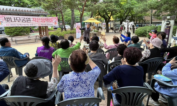 행신4동 주민자치회가 벚나무공원에서 ‘벚나무공원 작은 음악회’를 개최했다.
